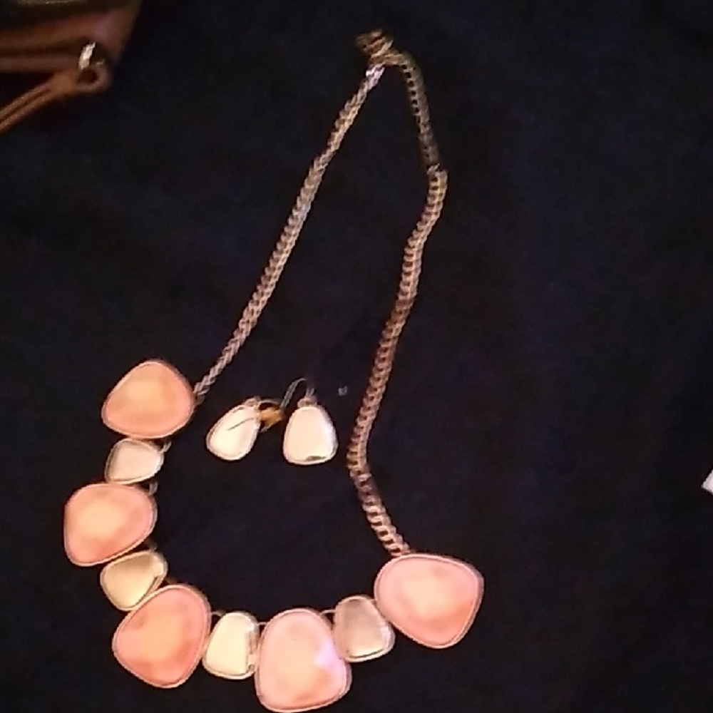 Source Unknown Pink and Gold Necklace Set